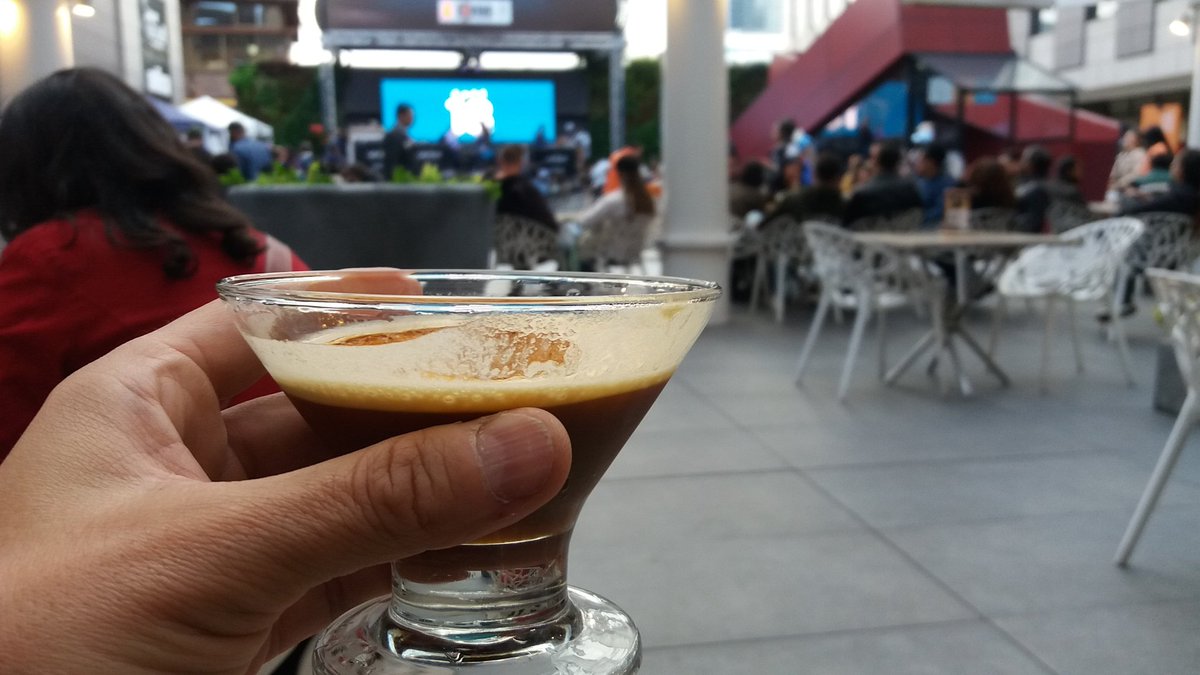 nomehac's tweet photo. Un café para el calor en la final del #coffemaster Bogotá. No veo a ninguno de mis caféamigos https://t.co/YvYla9J0bk