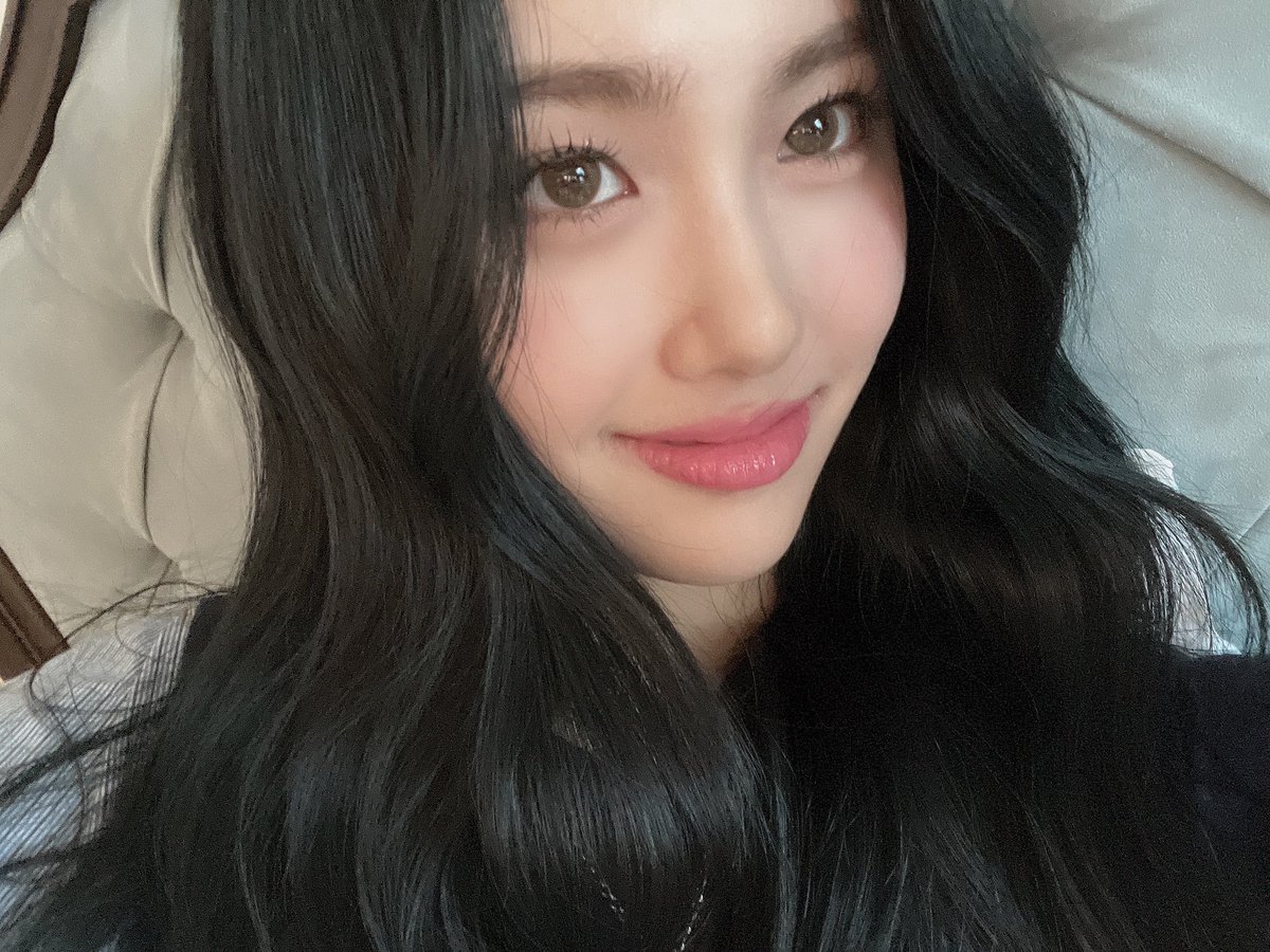 portaleverglow's tweet photo. [WEVERSE • TRAD] Atualização da #AISHA:  

“Pra falar a verdade tirei (essas fotos) ontem hehehe o clima aqui é totalmente de outono!!! Que bela vista”

#아샤 #アシャ #EVERGLOW #에버글로우 #エバーグロー @EVERGLOW_twt https://t.co/1QDz1DCscC