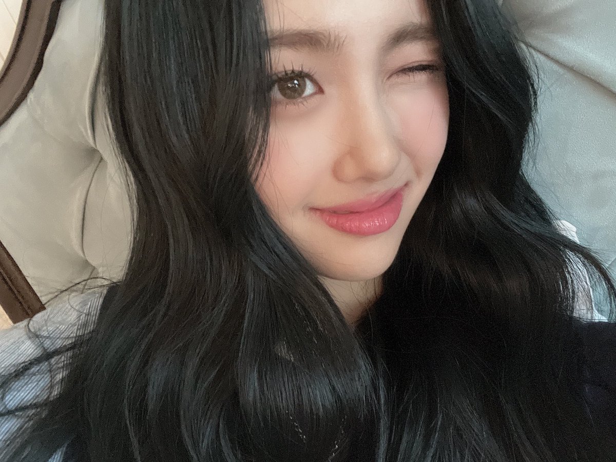 portaleverglow's tweet photo. [WEVERSE • TRAD] Atualização da #AISHA:  

“Pra falar a verdade tirei (essas fotos) ontem hehehe o clima aqui é totalmente de outono!!! Que bela vista”

#아샤 #アシャ #EVERGLOW #에버글로우 #エバーグロー @EVERGLOW_twt https://t.co/1QDz1DCscC