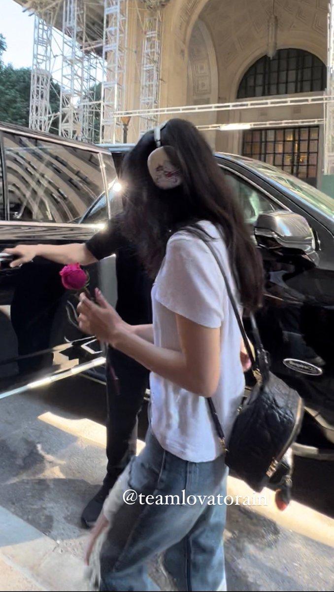 ForeverKimJisoo's tweet image. Just JISOO &amp;amp; her love for Hello Kitty. 😻🌹🎧 

She's so cute! 💖

JISOO at NYC 🗽
#JISOO #지수
#PINKVENOM #BLACKPINK