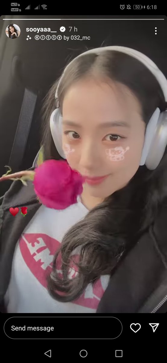 ForeverKimJisoo's tweet image. Just JISOO &amp;amp; her love for Hello Kitty. 😻🌹🎧 

She's so cute! 💖

JISOO at NYC 🗽
#JISOO #지수
#PINKVENOM #BLACKPINK