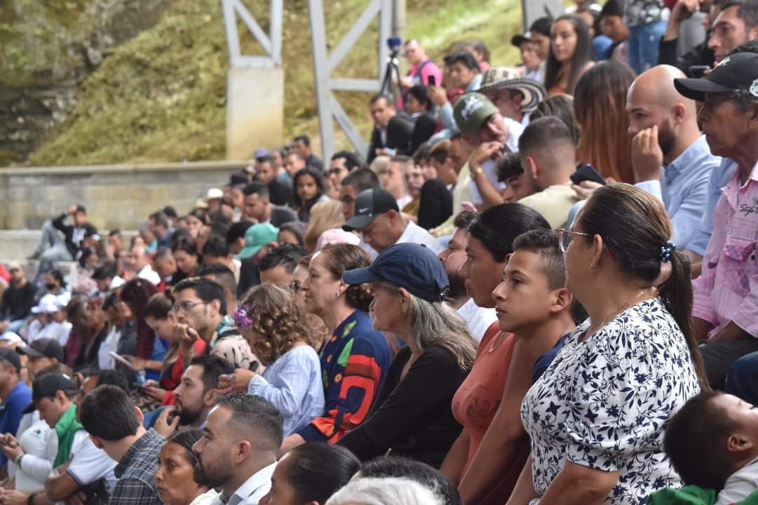 felipecanizalez's tweet photo. Por invitación de Presidencia de la Republica, participamos en el Puesto de Mando Unificado, liderado por el Presidente @petrogustavo. 
Sigue🧵 https://t.co/CsIfxGwxWX
