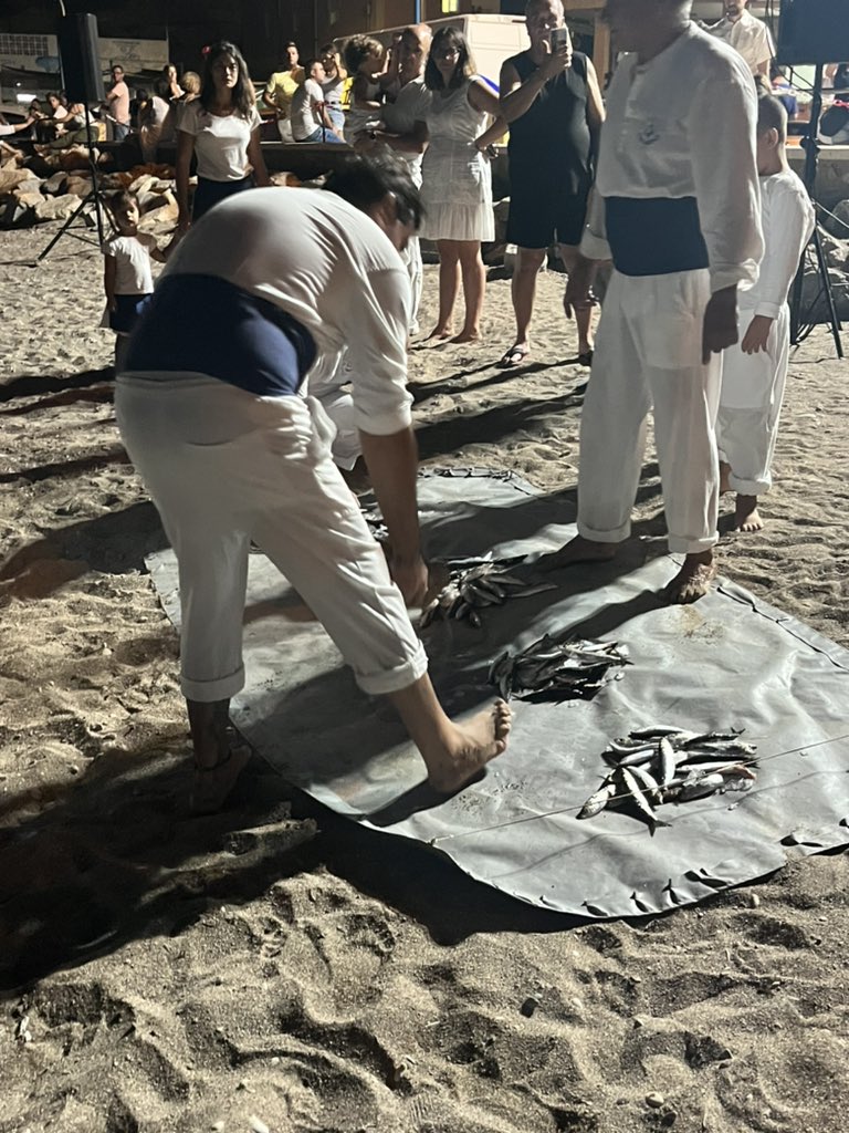 CrisPCarrasco's tweet photo. La jábega es un arte de pesca tradicional antiguo, que refleja el modo de vida de un pueblo pesquero,que avistaba el pescado desde la orilla y acudían a la faena,hasta su subasta.
#tradiciones #ElPortus
#jabegamarinera
#litoral #Cartagena💙 https://t.co/pANzmMSCgZ