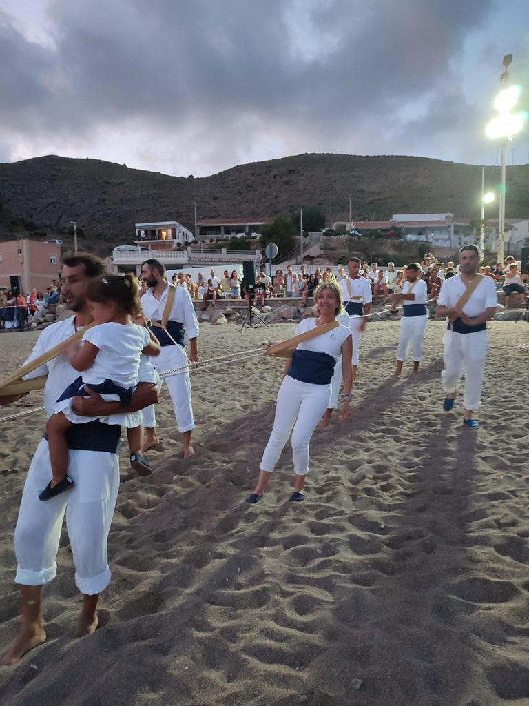 CrisPCarrasco's tweet photo. La jábega es un arte de pesca tradicional antiguo, que refleja el modo de vida de un pueblo pesquero,que avistaba el pescado desde la orilla y acudían a la faena,hasta su subasta.
#tradiciones #ElPortus
#jabegamarinera
#litoral #Cartagena💙 https://t.co/pANzmMSCgZ