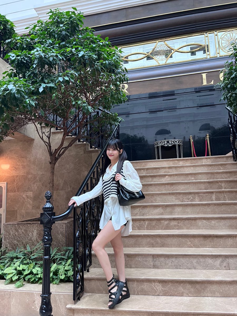 [ATUALIZAÇÃO • TRAD] #EU via <a href="/EVERGLOW_twt/">EVERGLOW(에버글로우)</a> e Facebook:

“O pé esquerdo é o ponto 🫣
#EVERGLOWinKazakhstan”

#이유 #イユ 
#EVERGLOW #에버글로우 #エバーグロー <a href="/EVERGLOW_STAFF/">EVERGLOW OFFICIAL</a>