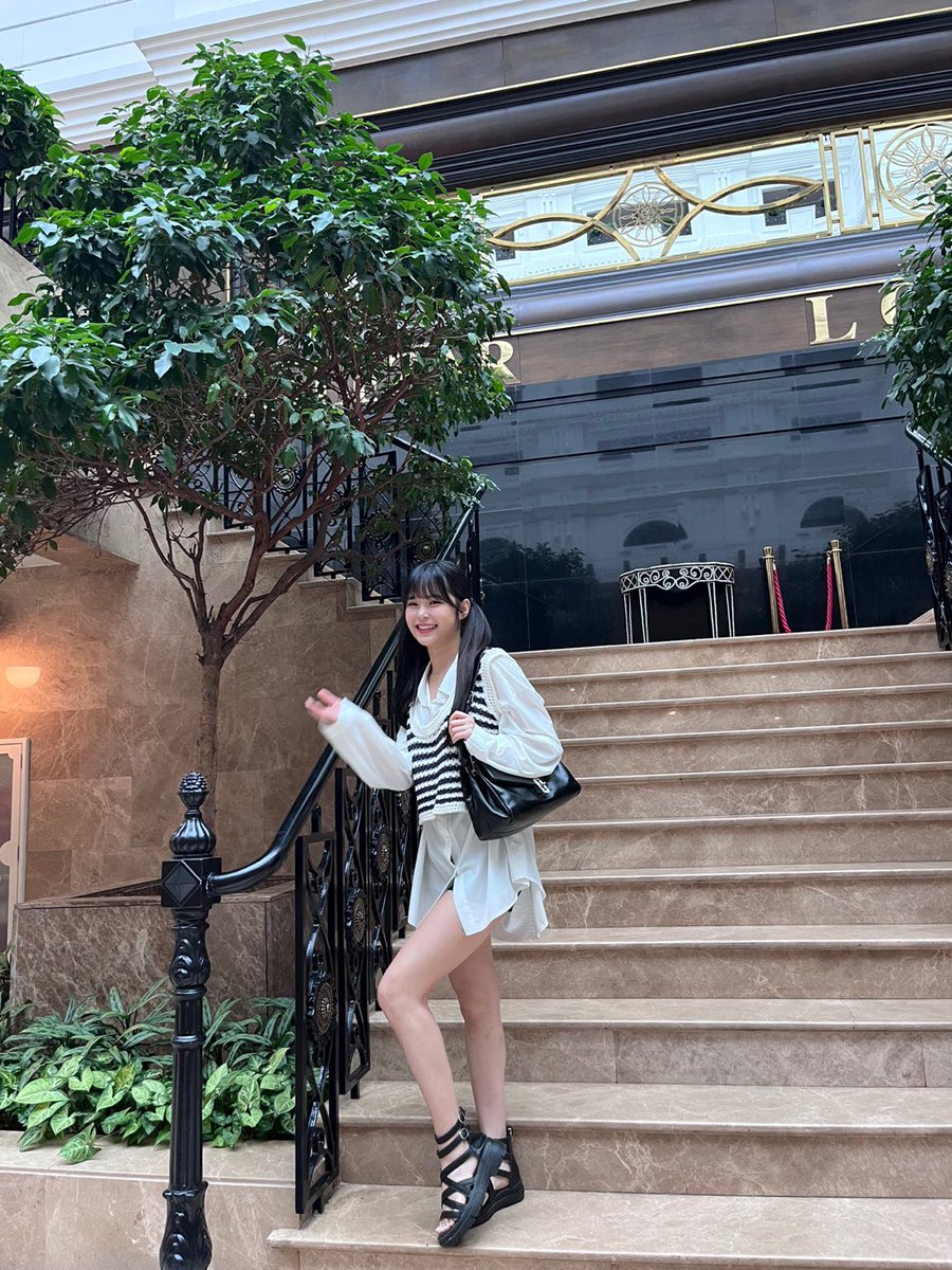 portaleverglow's tweet photo. [ATUALIZAÇÃO • TRAD] #EU via @EVERGLOW_twt e Facebook:

“O pé esquerdo é o ponto 🫣
#EVERGLOWinKazakhstan”

#이유 #イユ 
#EVERGLOW #에버글로우 #エバーグロー @EVERGLOW_STAFF https://t.co/ly5SNo5KJl