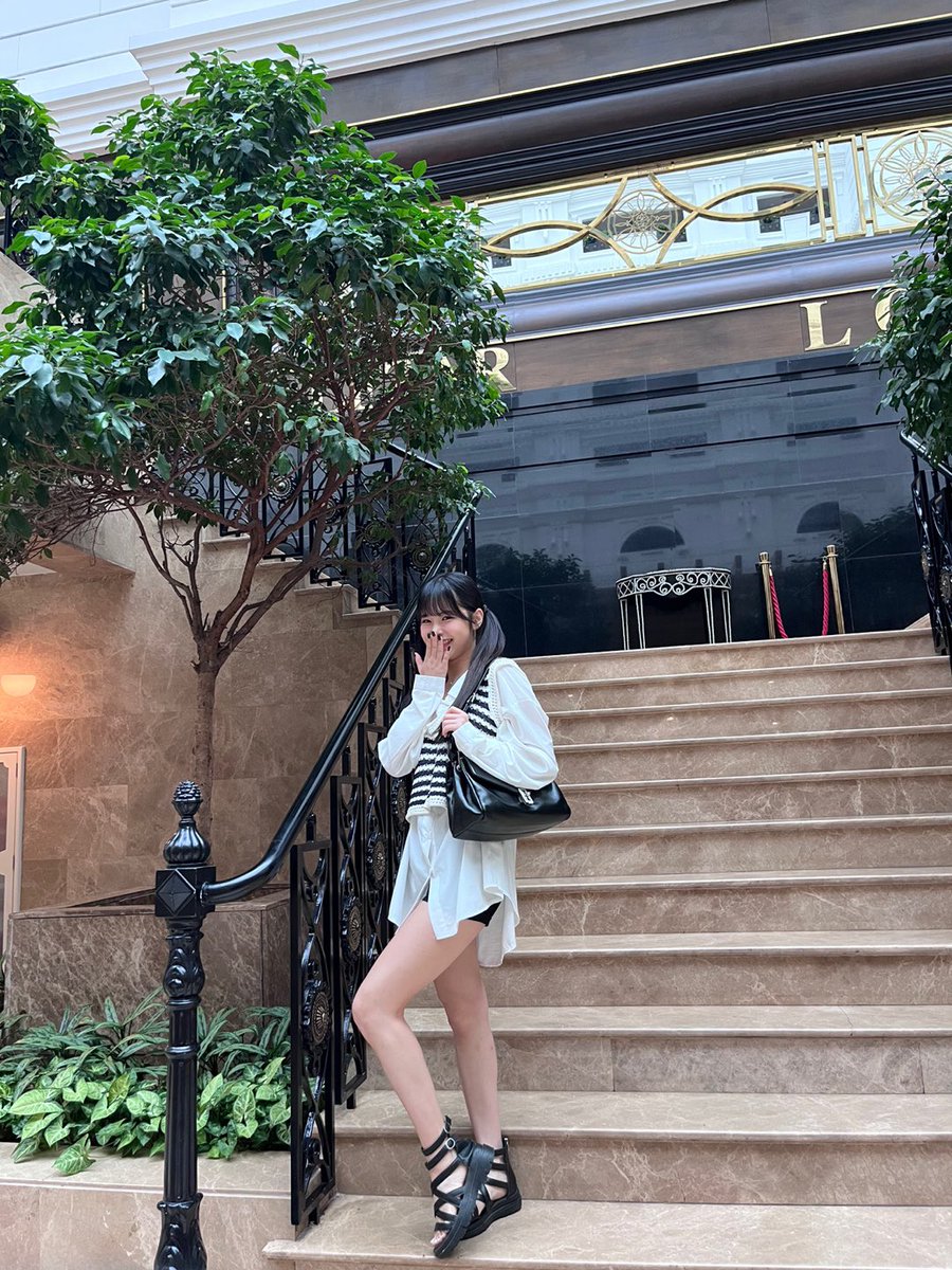 portaleverglow's tweet photo. [ATUALIZAÇÃO • TRAD] #EU via @EVERGLOW_twt e Facebook:

“O pé esquerdo é o ponto 🫣
#EVERGLOWinKazakhstan”

#이유 #イユ 
#EVERGLOW #에버글로우 #エバーグロー @EVERGLOW_STAFF https://t.co/ly5SNo5KJl
