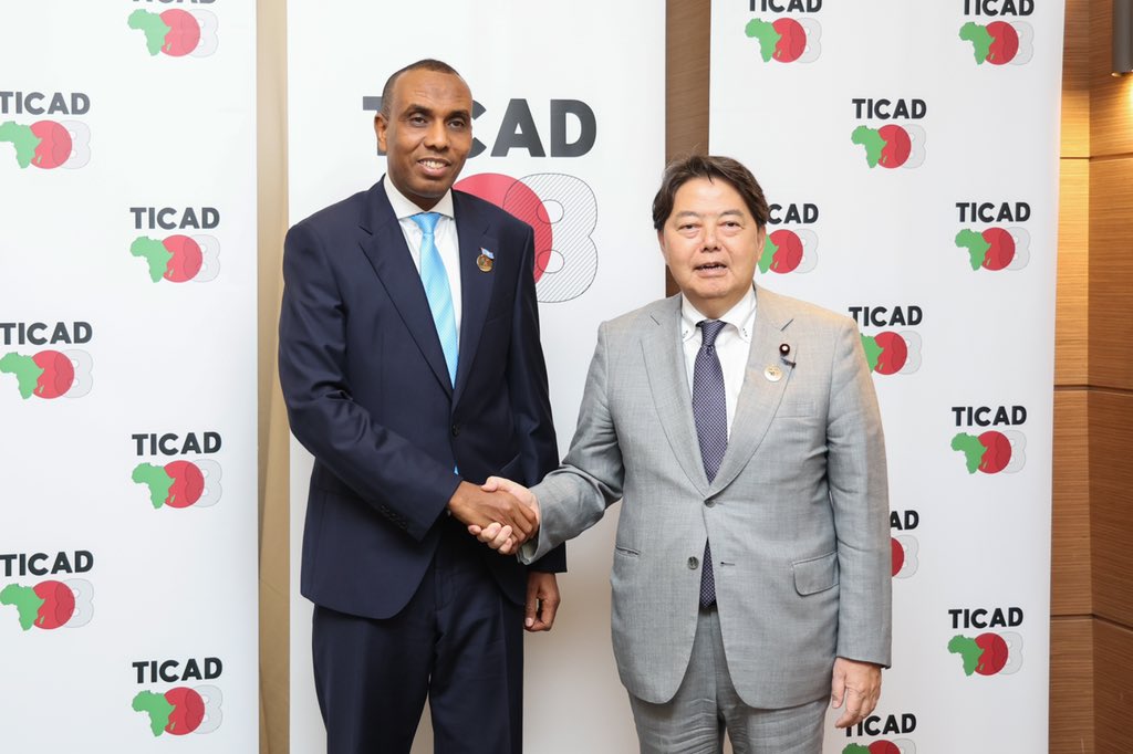 HamzaAbdiBarre's tweet photo. Tonight, I had a productive meeting with the Minister of Foreign Affairs of Japan, Yoshimasa Hayashi at Tunis on the sideline of #TICAD8 conference. We discussed further strengthening the strong bilateral relations between #Somalia &amp; #Japan in all areas of mutual benefit. https://t.co/3ZdJgeFhxX