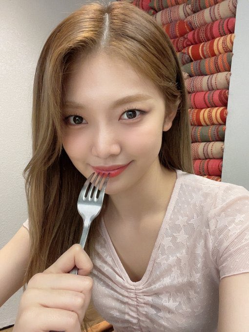 portaleverglow's tweet photo. [☕️ • TRAD] Atualização da 🐥 no ☕:

Título: “Olá” 

Conteúdo: “ Pessoal vocês estão curtindo seu sábado??
Acabei de terminar o ensaio e estou me preparando agora!!

Haha tirei as fotos quando estava no restaurante do Cazaquistão” https://t.co/f0ZRBcGeXm