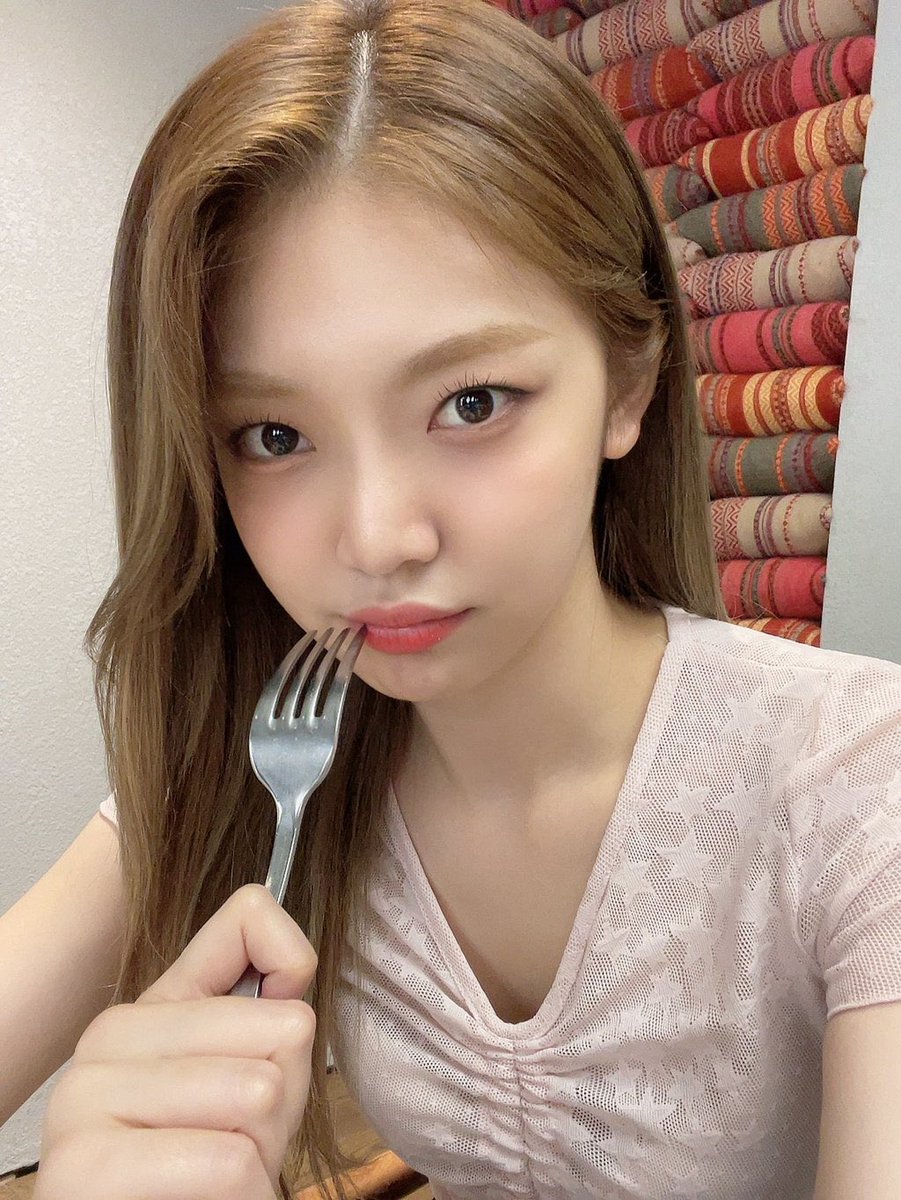 portaleverglow's tweet photo. [☕️ • TRAD] Atualização da 🐥 no ☕:

Título: “Olá” 

Conteúdo: “ Pessoal vocês estão curtindo seu sábado??
Acabei de terminar o ensaio e estou me preparando agora!!

Haha tirei as fotos quando estava no restaurante do Cazaquistão” https://t.co/f0ZRBcGeXm