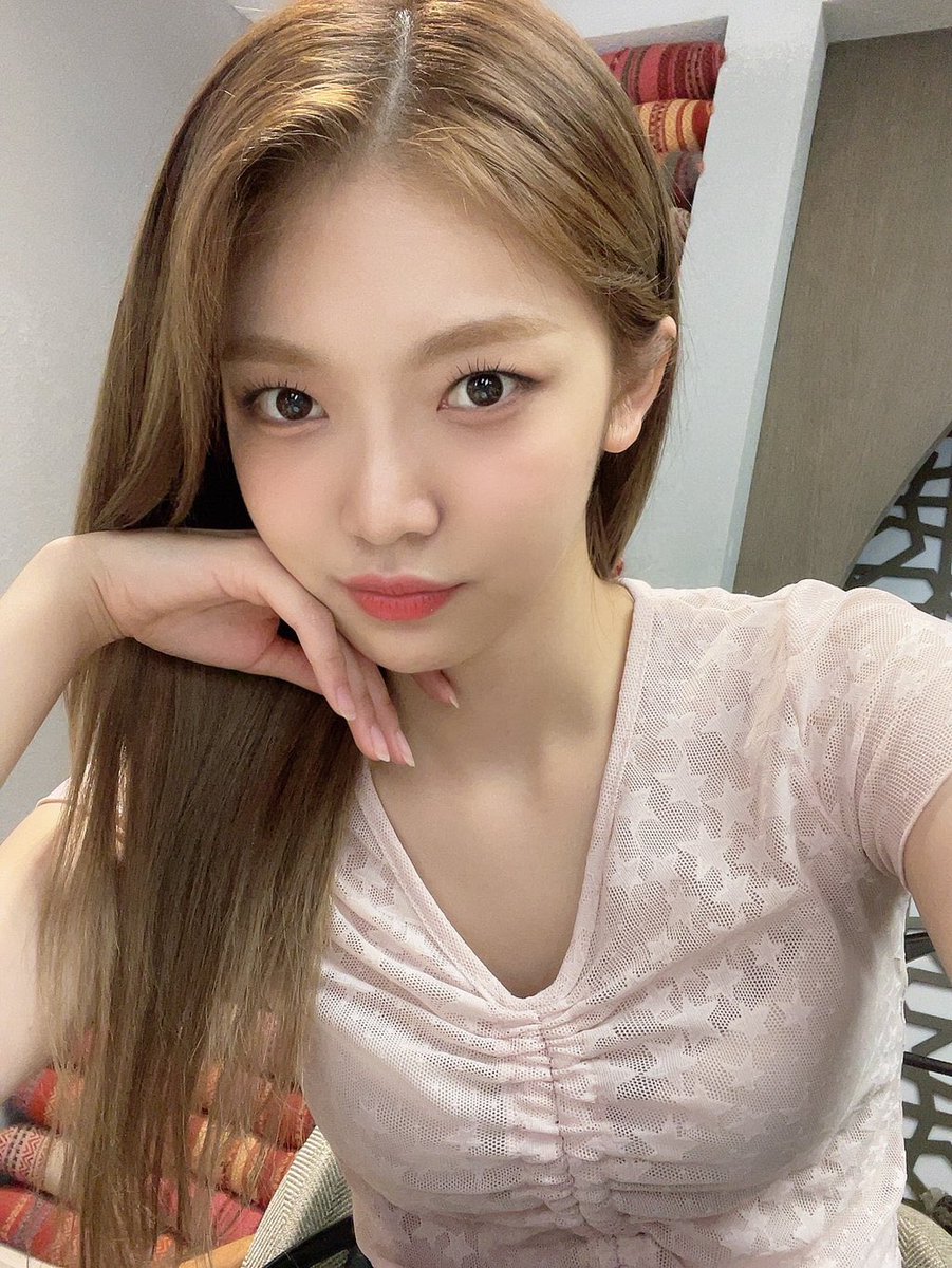 [☕️ • TRAD] Atualização da 🐥 no ☕:

Título: “Olá” 

Conteúdo: “ Pessoal vocês estão curtindo seu sábado??
Acabei de terminar o ensaio e estou me preparando agora!!

Haha tirei as fotos quando estava no restaurante do Cazaquistão”