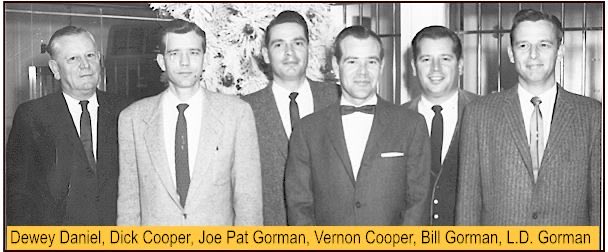 wildcatnews's tweet photo. Legendary Perry County banker Dewey Daniels with his 5 nephews who went on to enjoy lifelong careers in Hazard as bankers, lawyers, businessmen, insurance executives and politicians. L. D. Gorman, the last living nephew in this photo, passed away after a short battle with cancer. https://t.co/qSLyylmxSQ