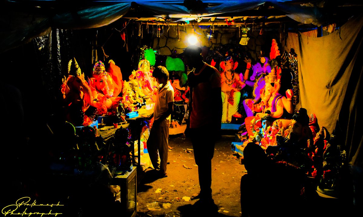 PrathmeshPhoto2's tweet image. The makers of lord Ganesh

It&apos;s said that god makes us, but I say the street artist makes the statues to make us feel god is still with us.

#prathmeshphotography #natgeoyourshot #natgeoindia #nikon #ganpati #ahmedabad #ganesh  #ganeshchaturthi #india #ganpatifestival #bappalover