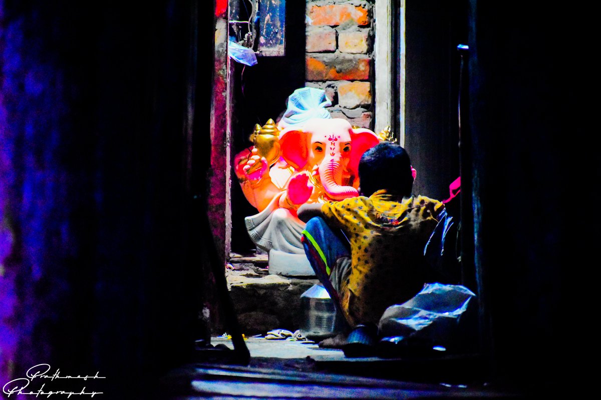 PrathmeshPhoto2's tweet image. The makers of lord Ganesh

It&apos;s said that god makes us, but I say the street artist makes the statues to make us feel god is still with us.

#prathmeshphotography #natgeoyourshot #natgeoindia #nikon #ganpati #ahmedabad #ganesh  #ganeshchaturthi #india #ganpatifestival #bappalover