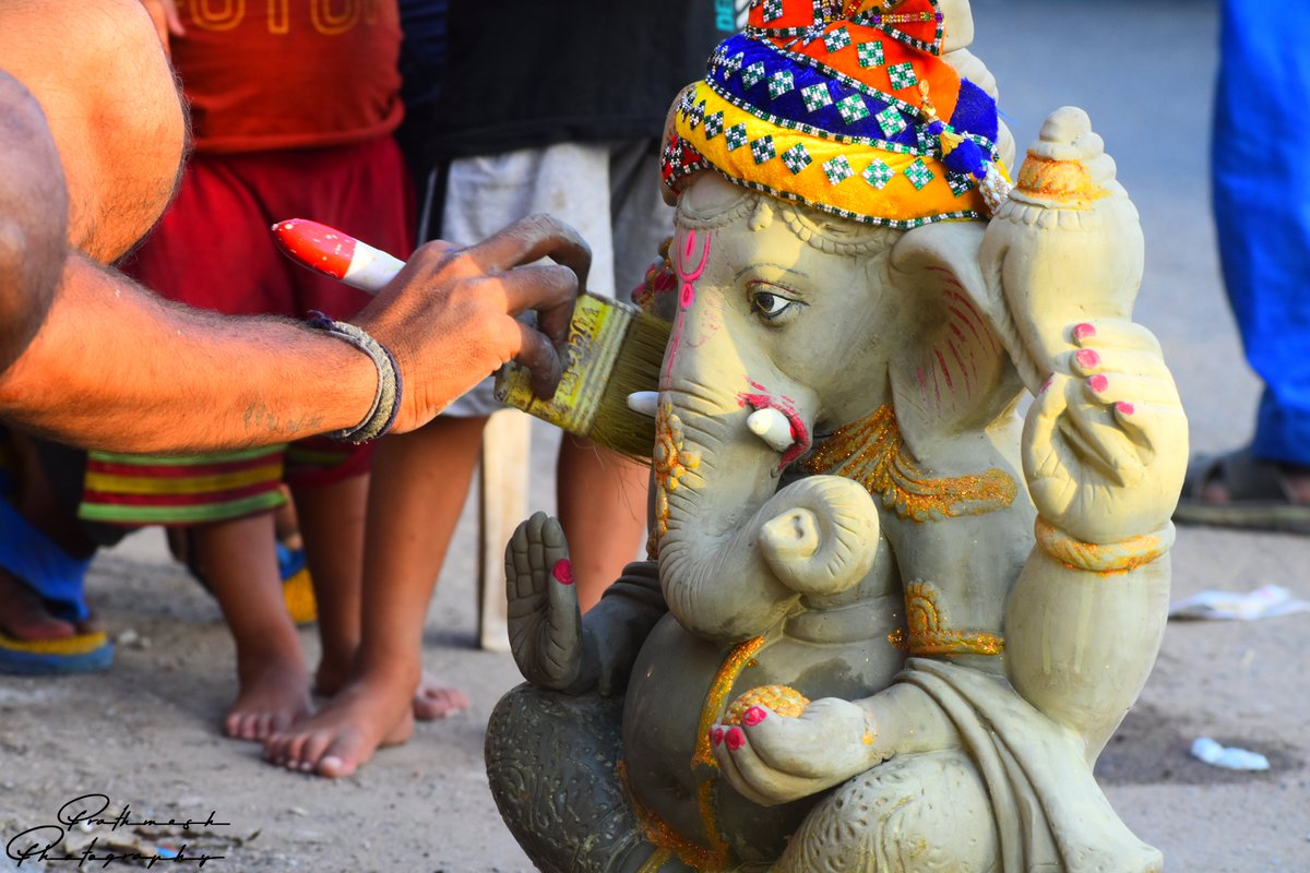 PrathmeshPhoto2's tweet image. The makers of lord Ganesh

It&apos;s said that god makes us, but I say the street artist makes the statues to make us feel god is still with us.

#prathmeshphotography #natgeoyourshot #natgeoindia #nikon #ganpati #ahmedabad #ganesh  #ganeshchaturthi #india #ganpatifestival #bappalover