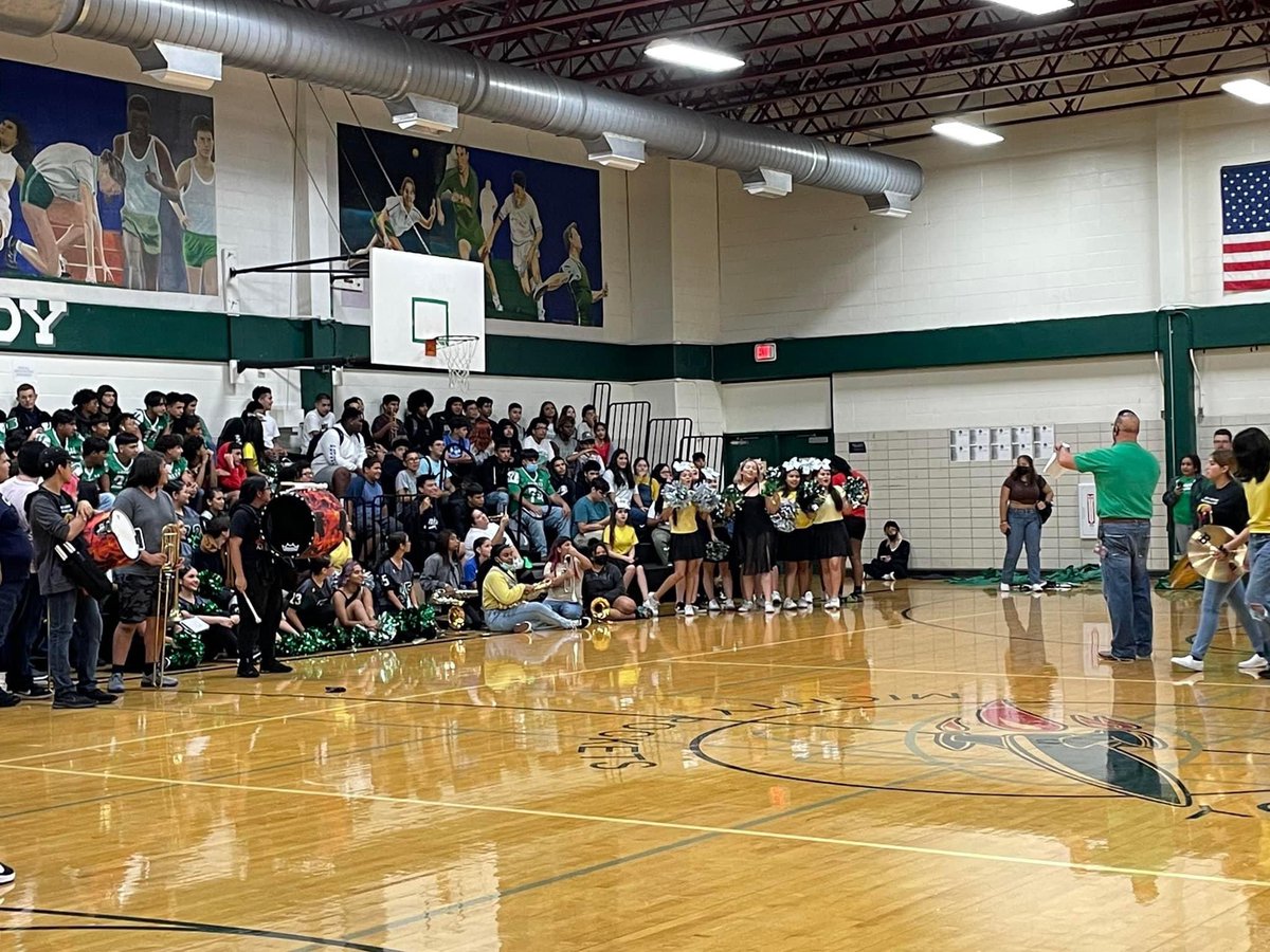JFKennedyHighS's tweet photo. First Pep Rally; Seniors with the win for most spirit this week 🚀 https://t.co/vOrG82eBbh