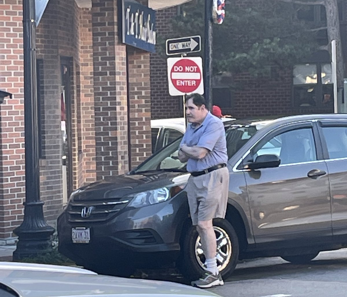 elgarto2000's tweet photo. why is Richard Kind across the street from me in Dorchester lol https://t.co/YQa3fLs2w8