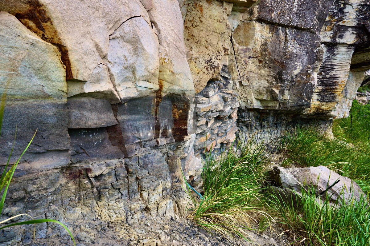 stratigraphix's tweet photo. The black sooty coating on these eolianites is Vanadium - picture is from the Jurassic Entrada Sandstone in Colorado

#vanadium #vanadiumexploration #vanadiummining #geology #economicgeology #mining https://t.co/fVwLOdoltS