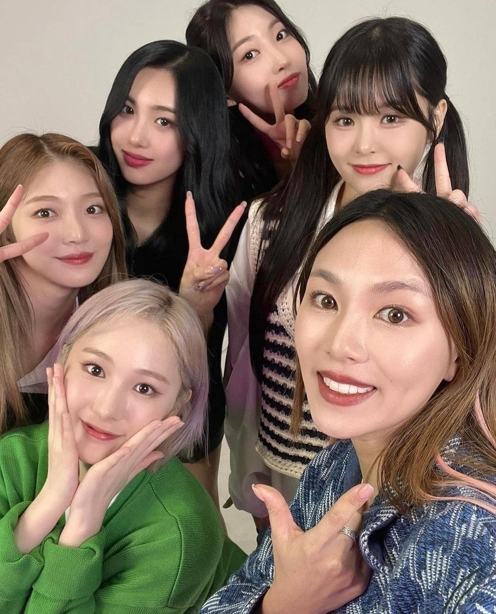 portaleverglow's tweet photo. [INFO] A Youtuber minkyungha atualizou sua conta do Instagram com o #EVERGLOW, ela informou que entrevistou o grupo e que o vídeo será lançado em breve. 

🖇- https://t.co/yIp6LVGZAW

#에버글로우 #エバーグロー @EVERGLOW_twt https://t.co/hKp7ReeSrw