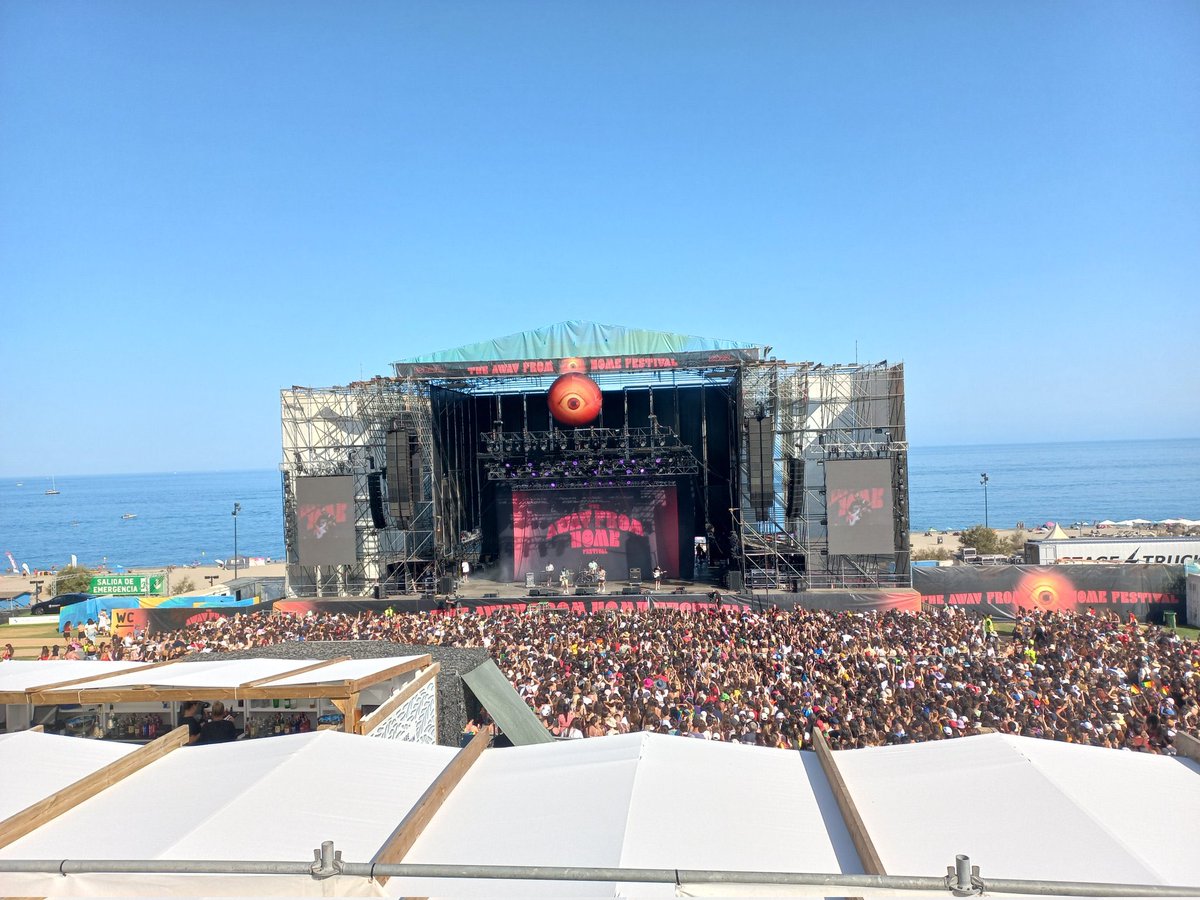 rosieoftb's tweet photo. they choked him with a sea view https://t.co/AEoY93tFHX