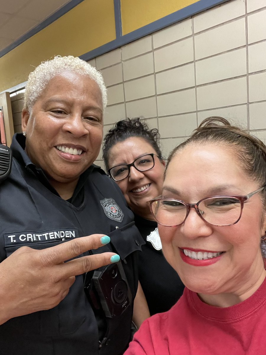 EdithRose07's tweet photo. @SayitSavoy @HISDPDCORE @SuttonES_HISD 👮‍♀️ 👮🏾‍♂️ 👮 ♥️♥️♥️🎉🎉🎉🐻🐻🐻 https://t.co/5DEMbTq51B