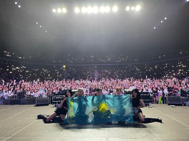 [INFO] A professora de dança do #EVERGLOW atualizou o seu Instagram com o grupo: 

“A razão pela qual viemos para o Cazaquistão 🇰🇿
#.Concerto do foi Everglow bem-sucedido ✌🏻
Cantar junto é o melhor 👏🏻 "

🖇- instagram.com/p/ChxTwdYL3FH/…

#에버글로우 #エバーグロー <a href="/EVERGLOW_twt/">EVERGLOW(에버글로우)</a>