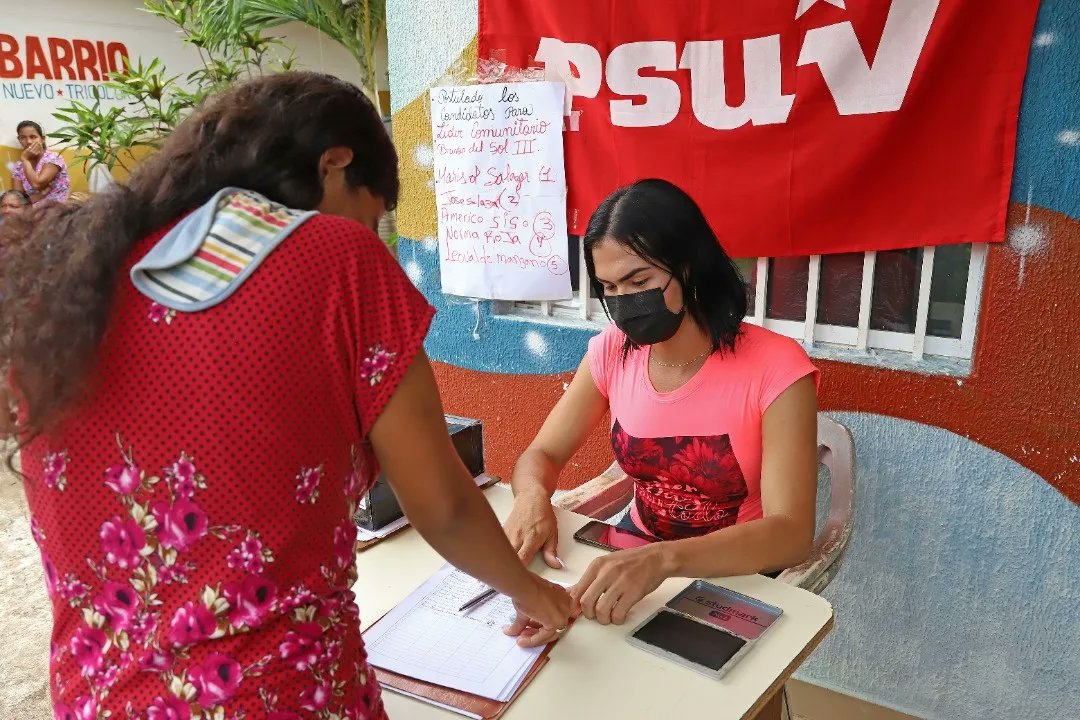 ErnestoLunaPsuv's tweet photo. Nuestro glorioso Partido Socialista Unido de Venezuela (PSUV) vuelve a dar una lección de organización y democracia al mundo entero a través de la elección de jefes y jefas de comunidad. Las bases se expresaron una vez más.

Quienes resulten ganadores y ganadoras tienen el deber https://t.co/DgGhqUCCwj