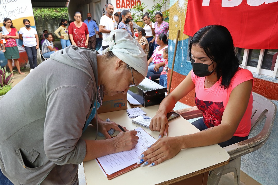 ErnestoLunaPsuv's tweet photo. absoluto de seguir impulsando el proyecto bolivariano que nuestro Comandante Hugo Chávez nos legó.

Avanzamos hacia la renovación profunda del PSUV para seguir brindándole la máxima suma de felicidad a nuestros militantes y al pueblo. https://t.co/nNgHXzLBym