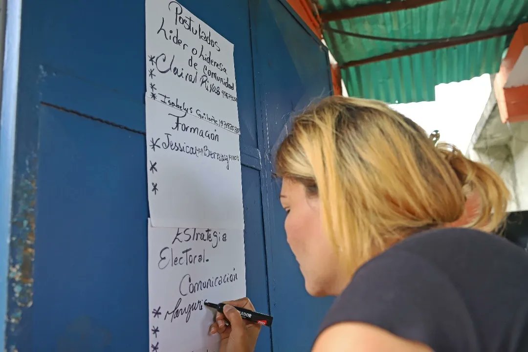ErnestoLunaPsuv's tweet photo. absoluto de seguir impulsando el proyecto bolivariano que nuestro Comandante Hugo Chávez nos legó.

Avanzamos hacia la renovación profunda del PSUV para seguir brindándole la máxima suma de felicidad a nuestros militantes y al pueblo. https://t.co/nNgHXzLBym