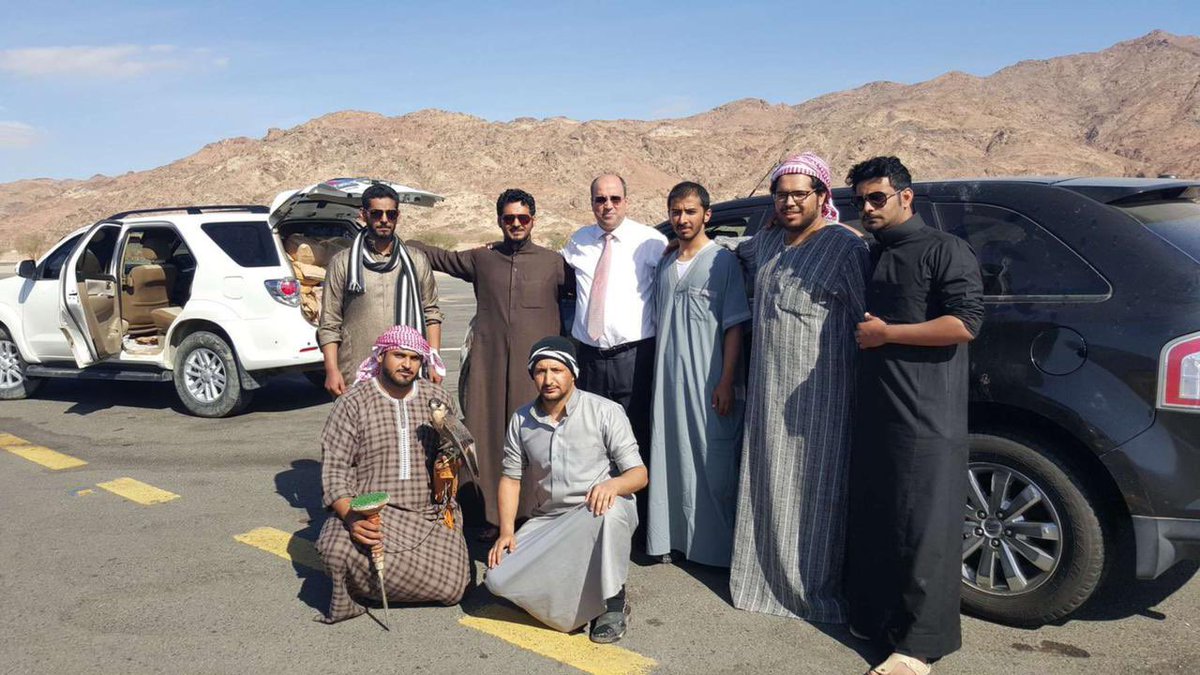 anwarmalek's tweet photo. رحلة لن أنساها ما حييت من #مكة_المكرمة إلى #المدينة_المنورة وجمعتني بكوكبة من الشباب السعودي الذين كانوا في قمة النبل..
تحياتي لهم جميعا وكل الشكر لمن بعث لي هذه الصورة. https://t.co/j1Rtg2mzkw