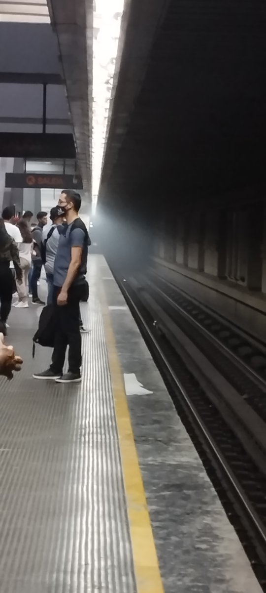 yuminix's tweet photo. Situación del metro de Caracas en la estación plaza Sucre fuerte olor a quemado @metro_caracas https://t.co/SEOxgECdOe