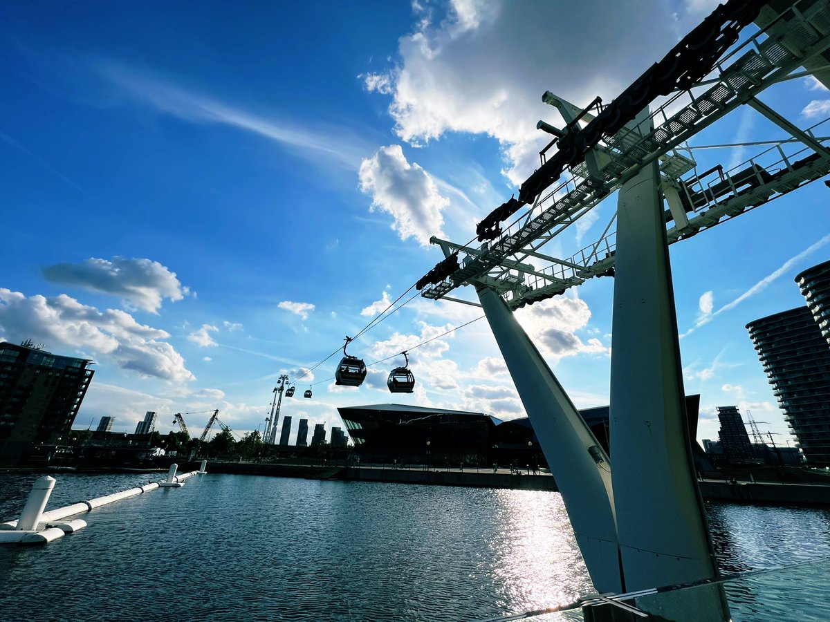 P96684568's tweet photo. ロンドンのウォーターフロントを一望出来るロンドンケーブルカーに🚠
結構並ぶけど£5で見晴らしの良い景色が楽しめます♪
モダンロンドンはクラシックロンドンとはまた違う良さを感じられました‼︎
#旅行好きな人と繋がりたい #旅の写真 #londoncablecar https://t.co/r3oODFDVmJ