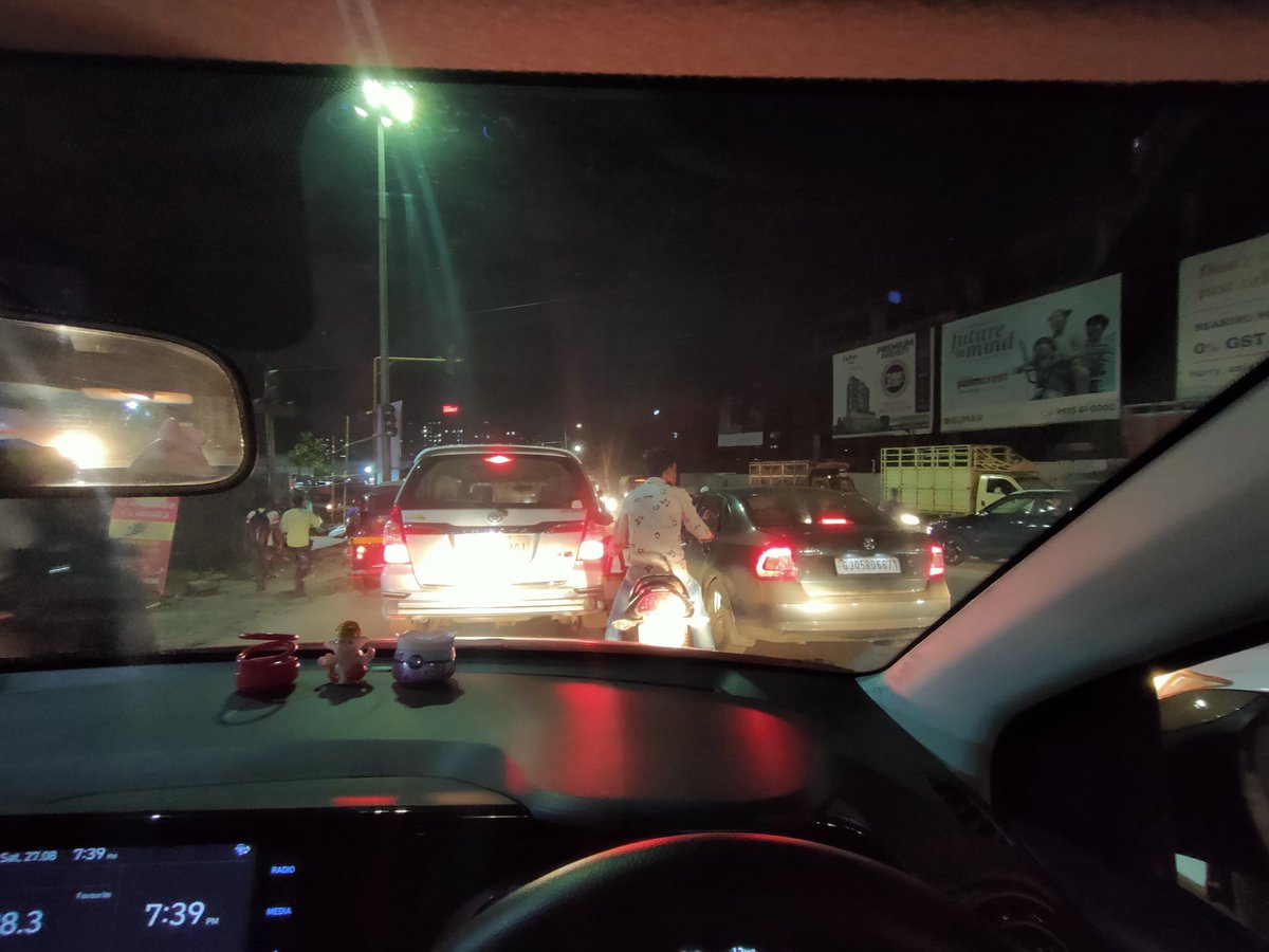 amitsomaiya1's tweet photo. Everyday story at Khadi machine chowk. No signal, no traffic police. Stuck in traffic. No proper roads.
Please do the needful. I am reporting this since a year. @PuneCityTraffic @PMCPune @mohol_murlidhar @ThePuneMirror
#trafficjam #khadimachine #pathetic #frustrated #punekar https://t.co/ITSj8F4HRw
