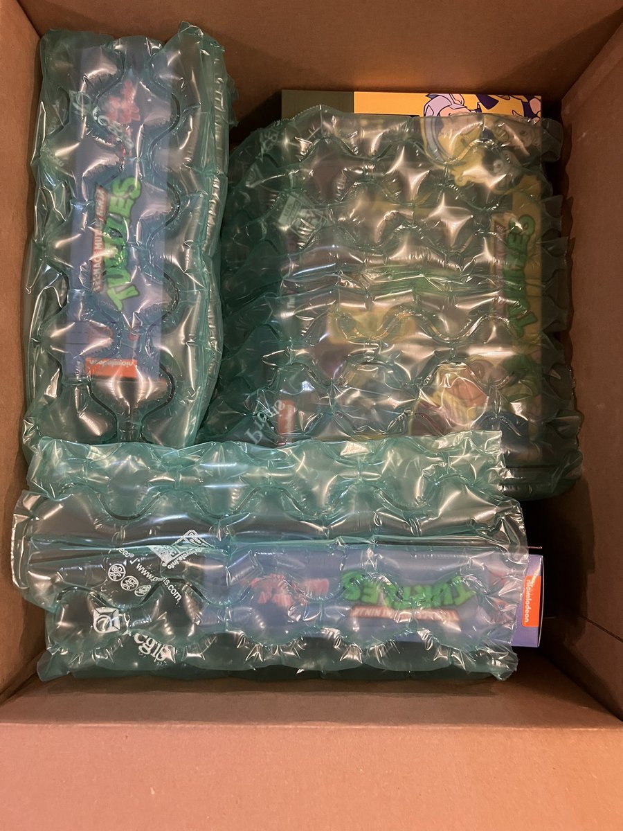 Mffl1980's tweet photo. I want 2 send a huge shoutout 2 @NECA_TOYS & there customer service dept not only did they respond immediately but they sent me replacement figures & tracking 4 my damaged shipment. I know they get a bad rep but they got a satisfied customer here thanks Randy & crew #mintinbox https://t.co/ISQTG2qSfw
