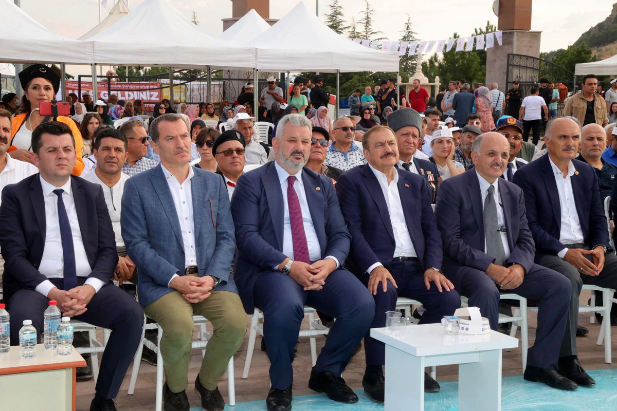 Bugün binlerce Giresunlu hemşehrimizle birlikte aziz şehitlerimizi yâd ettik.

Büyük Taarruz’un 100. yıl dönümünde burada olmak çok güzeldi.

Kurtuluş ruhunu, milletimizin hürriyet aşkını, Giresun’un vefasını derinden hissettik.