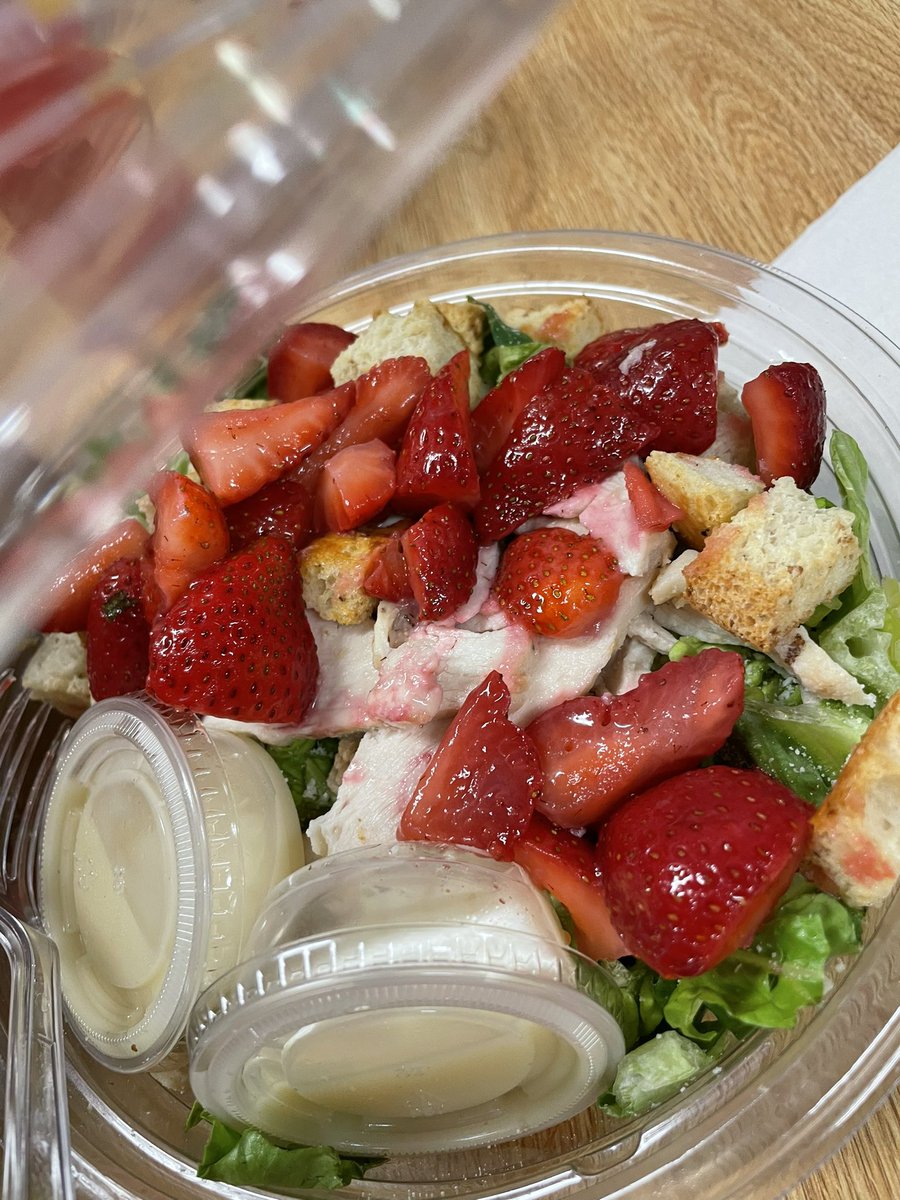 MichaelEDingess's tweet photo. @panerabread hello, I order Panera a couple times a week during my work week. The salad I ordered had chicken in it, but I didn’t order chicken in it. I’m a vegetarian and can’t eat it. The store told me to go online for the refund, so I’m hoping I can get a refund on this order https://t.co/5rSt1xuea7