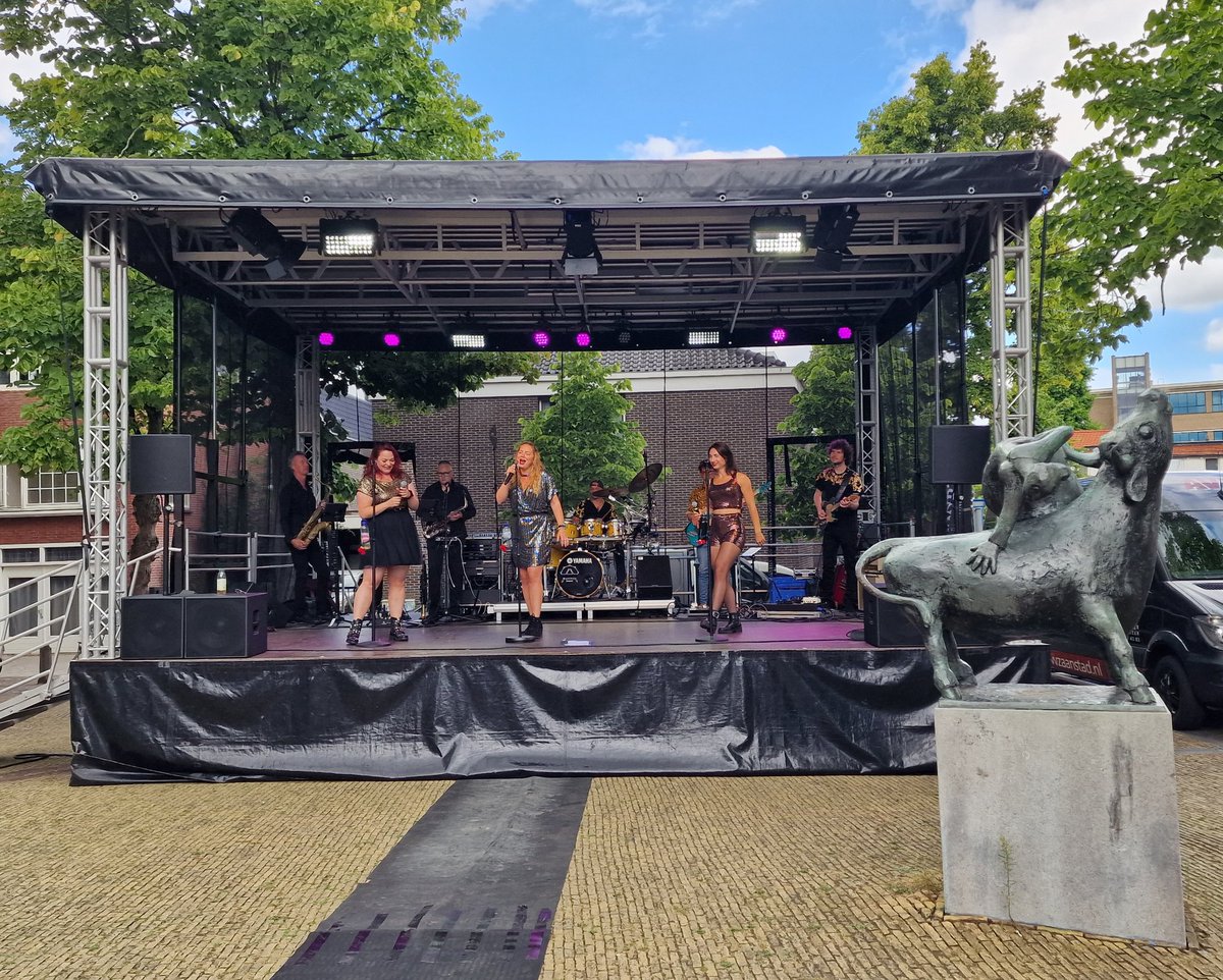 bullekerk's tweet photo. Impressie van het Trijntje Jans Bulle Festival vandaag op het kerkplein van de Bullekerk...
#CultureelCentrumBullekerk #LiveMuziek #CherryMoon #DJ #Foodtrucks #RodeoRide 
#Zaandam #Zaanstad https://t.co/Z3BjMxMyoK