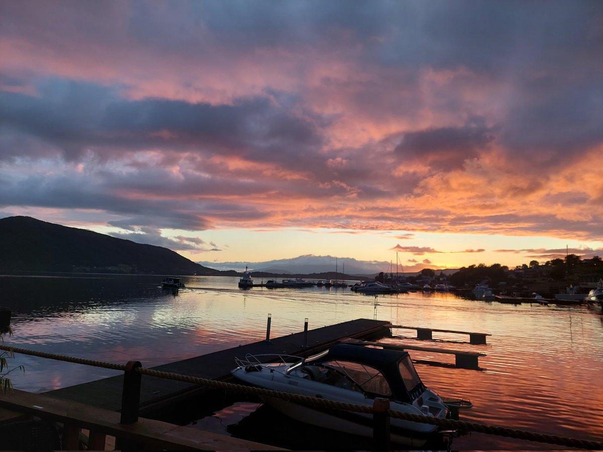 Frida_SH's tweet photo. It's a wrap on @JRSO_IODP #exp382 #IcebergAlley post-cruise meeting. A brief recharge at the cabin, then ICP14 Bergen. Let's goo https://t.co/7BDxvZeuXk