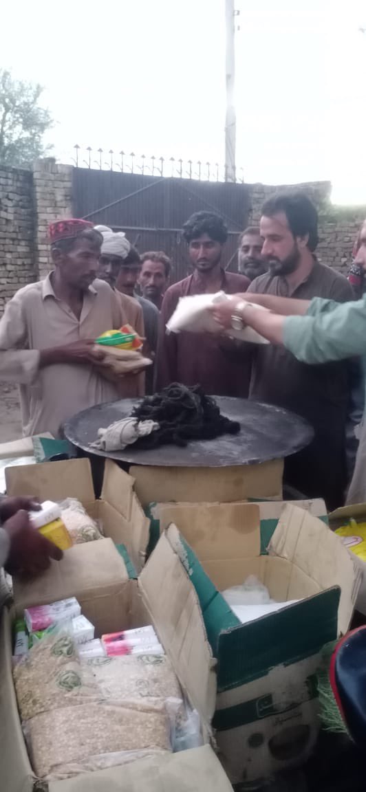 umar_mehsud's tweet photo. After conducting the survey, we gave ration to twenty families in Garha Baloch Tank. In which 2kg of dal, 5kg sugar,Lipton Tea, two soaps and 20 bags of flour (20kg) were distributed. Thanks for sending funds to Tank @harismaan_ @amjadmehdi17 #SaveTank #FloodsInPakistan #kumrat https://t.co/rISUhCKm7D