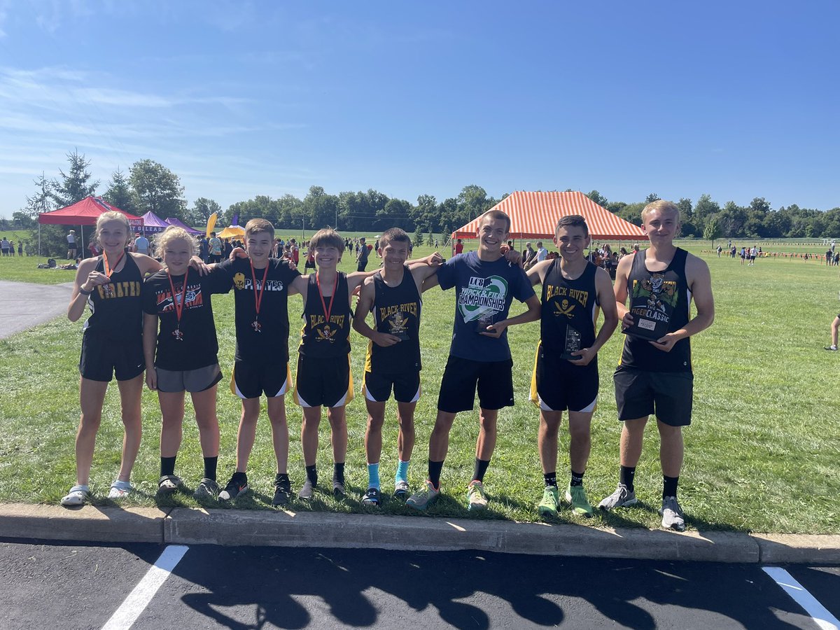 Huge congrats to our medalists!! From left to right: Olivia(Hs girls), Taylor(MS girls), Brock(MS boys), Connor(Ms boys), Dillon(HS boys), Wyatt(Hs boys), Nick(Hs boys) and Christian with the team trophy. Had 3 HS boys in the top 13 with Wyatt nearly pulling off the W!!