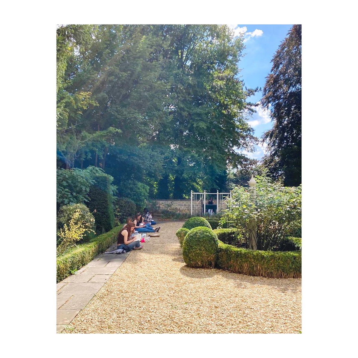 What a great afternoon at ‘Walk and draw in Bath’. Thanks so much to all of you who joined Rosie and I today. So nice to meet you all and spend the afternoon walking, drawing and chatting! We can’t wait for the next one!
#walkanddrawinbath #creativebath