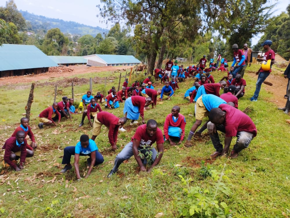 kibetbenard75's tweet photo. Today I lead a team of youth in commemoration of Youth Day of Service through planting of trees at Taboino primary school in Embomos, Bomet Kenya. Climate Change Restoration towards a GreenPlanet_ZeroCarbo  @LEAPAfrica #ydos2022 #youthfulanduseful2022 @AUYouthProgram https://t.co/waQR0qDUbB