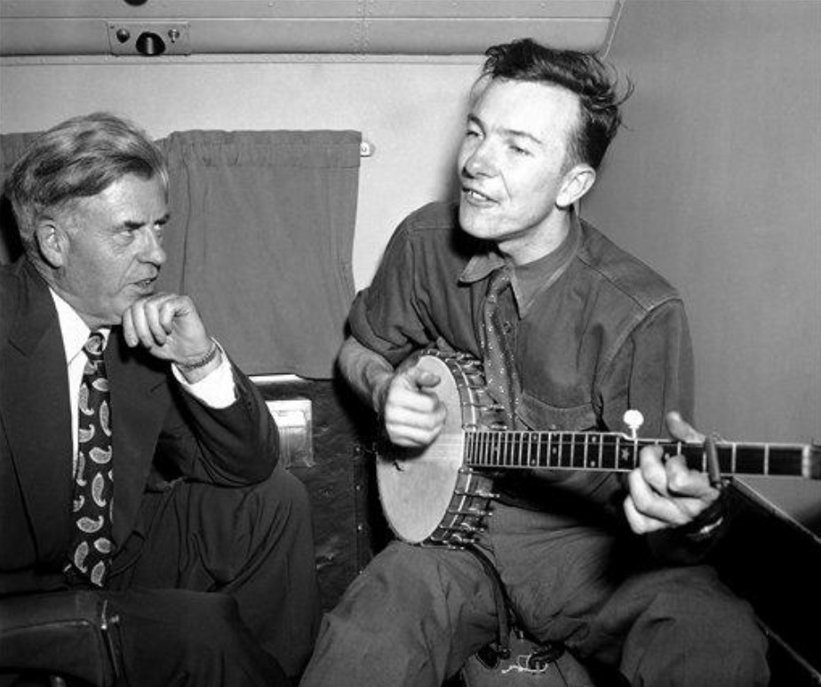 JeffreyGuterman's tweet photo. Henry Wallace (left) and Pete Seeger on a plane in Norfolk, Virginia on this date August 28 in 1948. Photo: AP. #OTD https://t.co/jsJtuc6Ggw