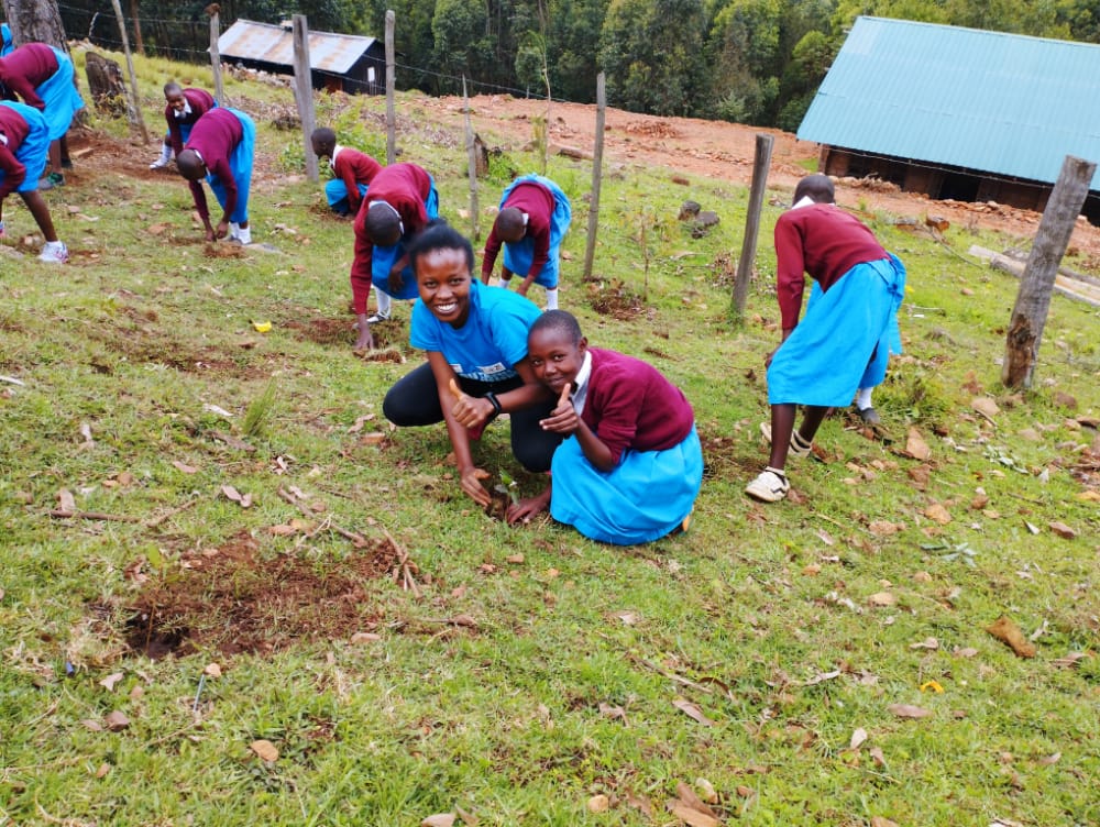 kibetbenard75's tweet photo. Today I lead a team of youth in commemoration of Youth Day of Service through planting of trees at Taboino primary school in Embomos, Bomet Kenya. Climate Change Restoration towards a GreenPlanet_ZeroCarbo  @LEAPAfrica #ydos2022 #youthfulanduseful2022 @AUYouthProgram https://t.co/waQR0qDUbB