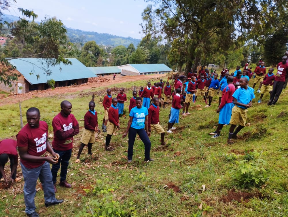 kibetbenard75's tweet photo. Today I lead a team of youth in commemoration of Youth Day of Service through planting of trees at Taboino primary school in Embomos, Bomet Kenya. Climate Change Restoration towards a GreenPlanet_ZeroCarbo  @LEAPAfrica #ydos2022 #youthfulanduseful2022 @AUYouthProgram https://t.co/waQR0qDUbB