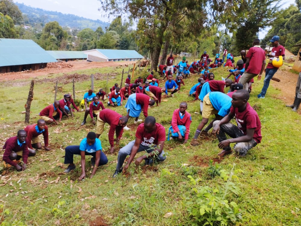 kibetbenard75's tweet photo. Today I lead a team of youth in commemoration of Youth Day of Service through planting of trees at Taboino primary school in Embomos, Bomet Kenya. Climate Change Restoration towards a GreenPlanet_ZeroCarbo  @LEAPAfrica #ydos2022 #youthfulanduseful2022 @AUYouthProgram https://t.co/waQR0qDUbB