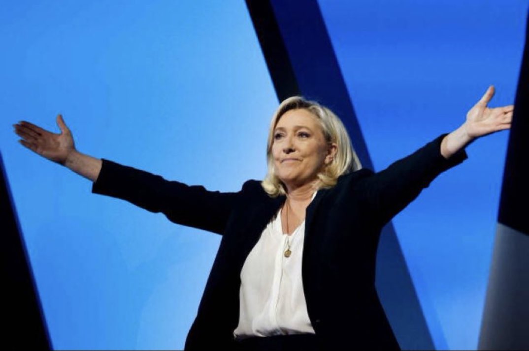 MENAdresse's tweet photo. 🇫🇷 FLASH - En septembre, Marine #LePen laissera son siège de présidente du #RN à un autre. 
Les électeurs du parti auront le choix entre deux candidats : Jordan #Bardella et Louis #Alliot. (M6) #Élection https://t.co/U2mEZ10kqe
