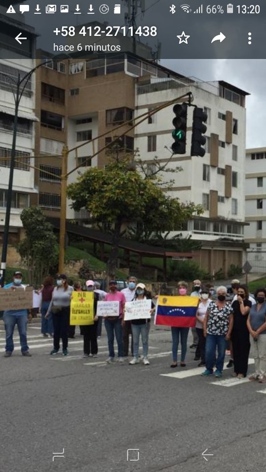 MARGARITAMAGICA's tweet photo. Bajo el lema, "no mas construcciones ilegales en Cumbres de Curumo, vecinos de la urbanización protestaron hoy, para pedir al alcalde @darwingonzalezp, la paralización de obras en ejecución que de acuerdo a la ley no están permitidas en zonas residenciales. @JuanEPaezPumar https://t.co/gdMiypPSc7