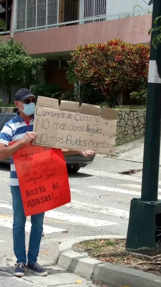 MARGARITAMAGICA's tweet photo. Bajo el lema, "no mas construcciones ilegales en Cumbres de Curumo, vecinos de la urbanización protestaron hoy, para pedir al alcalde @darwingonzalezp, la paralización de obras en ejecución que de acuerdo a la ley no están permitidas en zonas residenciales. @JuanEPaezPumar https://t.co/gdMiypPSc7