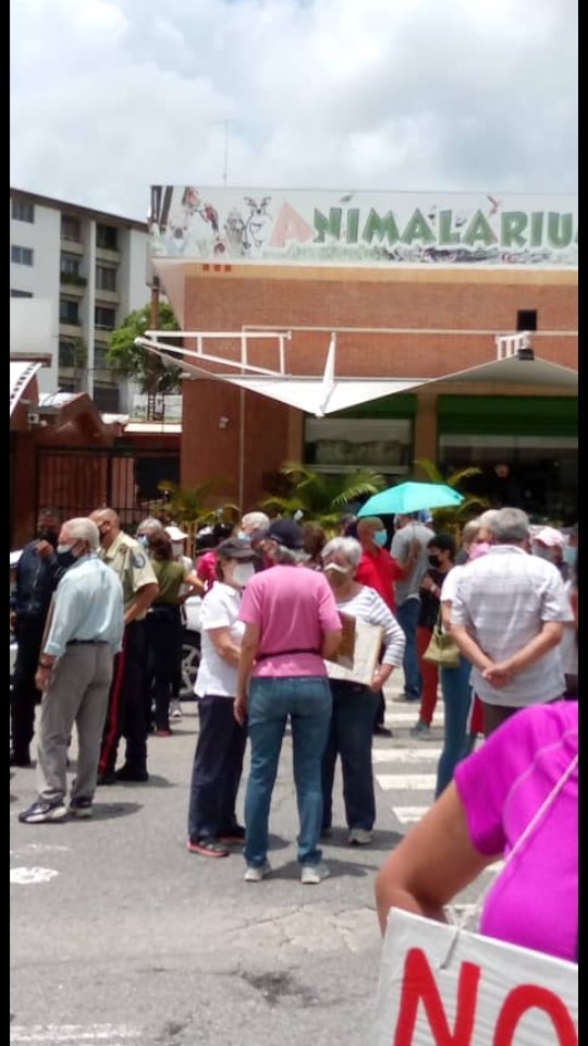 MARGARITAMAGICA's tweet photo. Bajo el lema, "no mas construcciones ilegales en Cumbres de Curumo, vecinos de la urbanización protestaron hoy, para pedir al alcalde @darwingonzalezp, la paralización de obras en ejecución que de acuerdo a la ley no están permitidas en zonas residenciales. @JuanEPaezPumar https://t.co/gdMiypPSc7